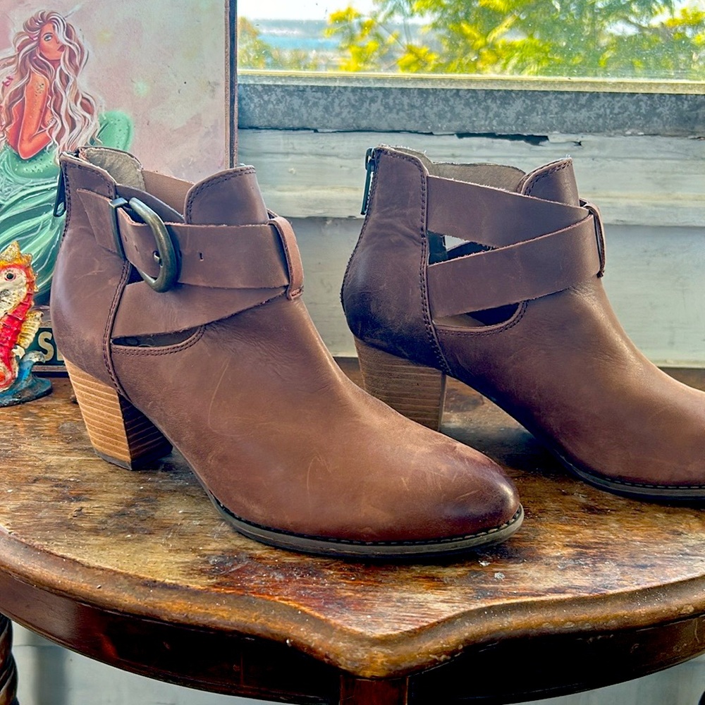size9.5 ankle boots worn once soft leather perfect for fall